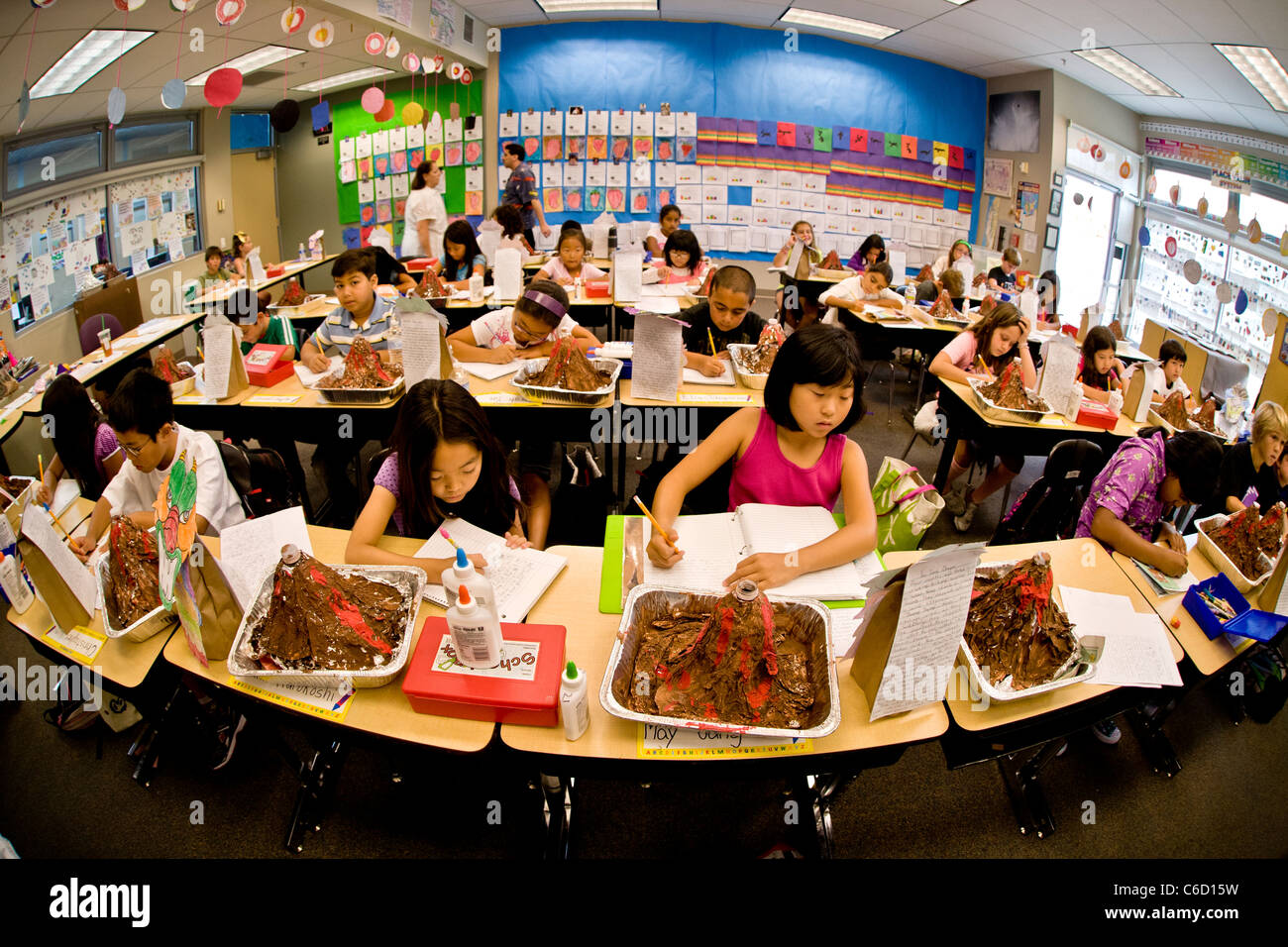 La science de l'Amérique hispanique et asiatique les élèves, chaque avec leur modèle d'un volcan, participer à un programme d'apprentissage. Banque D'Images