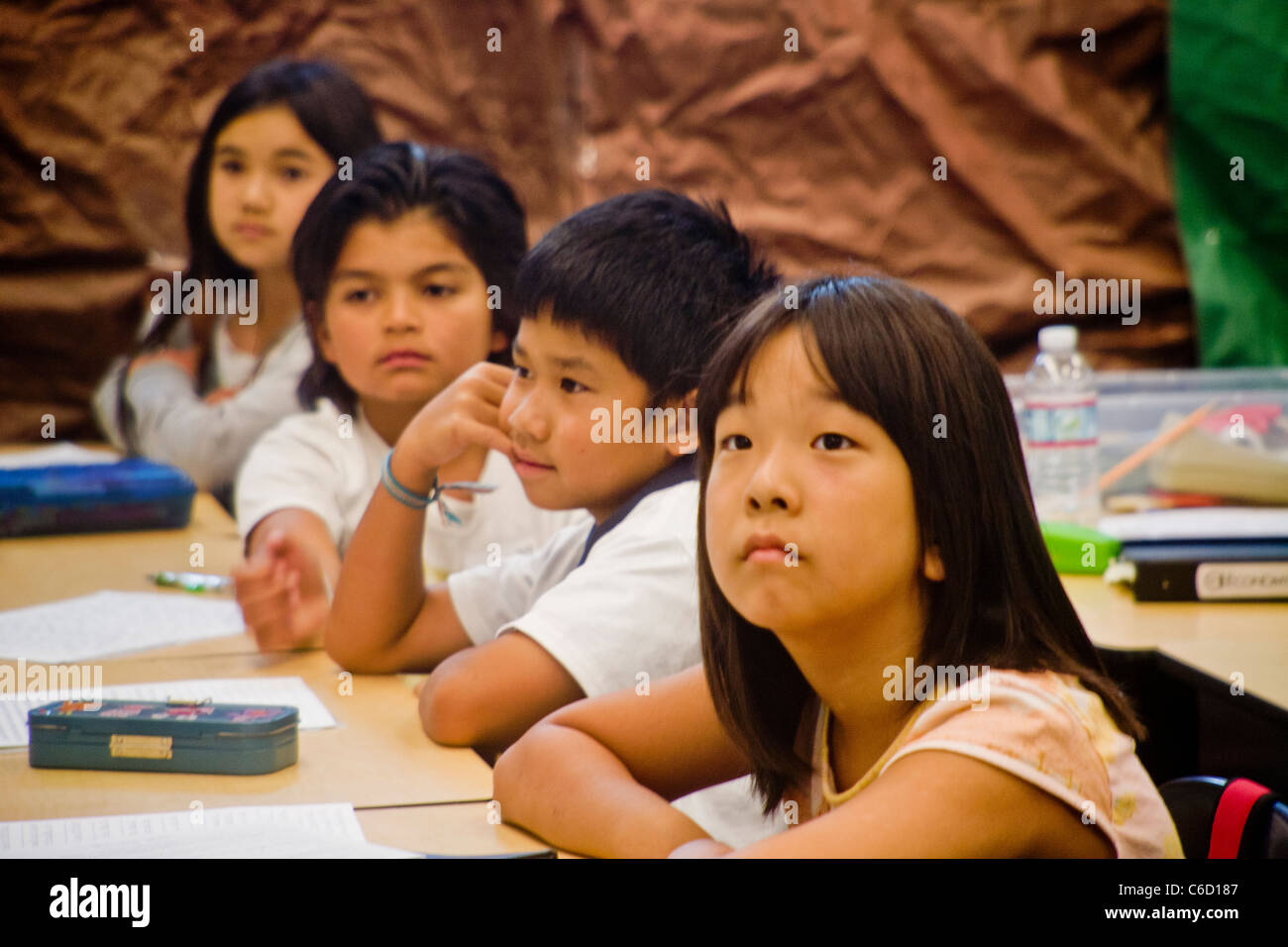 L'Amérique hispanique et asiatique enfants participent à un programme d'apprentissage en été à l'Université de Californie à Irvine. Banque D'Images