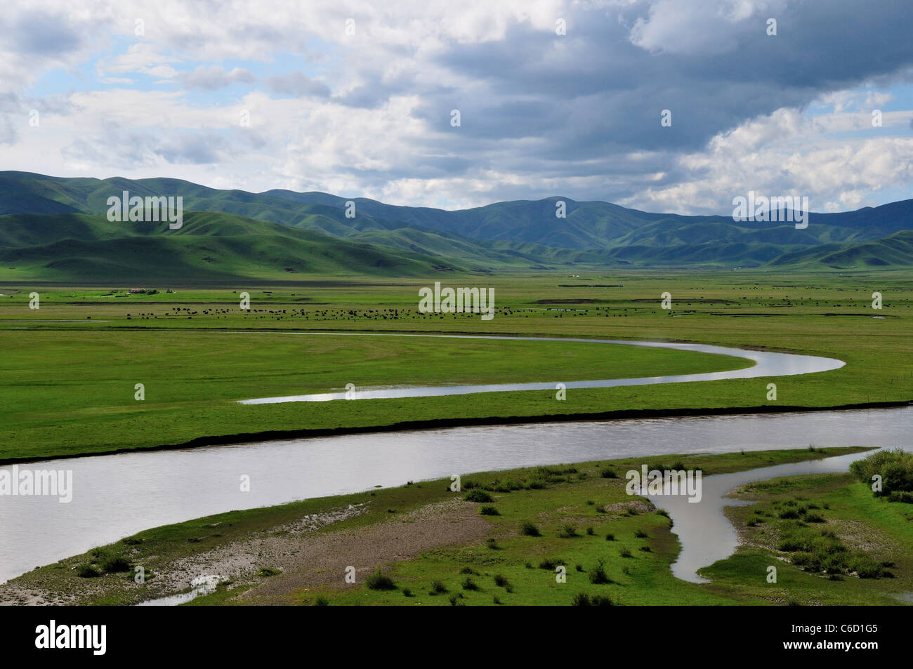 Un lac d'Oxbow le long de la sinueuse rivière. Hongyuen, Sichuan, Chine. Banque D'Images