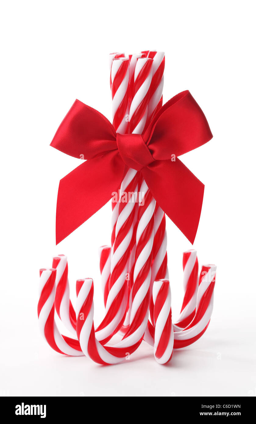 Close up de cannes de bonbon à égalité avec ribbon bow sur fond blanc Banque D'Images