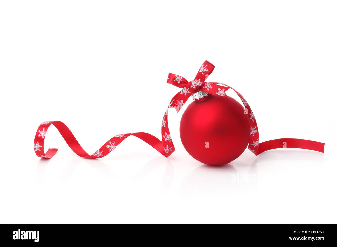 Boule de Noël rouge avec ruban noeud sur fond blanc. Banque D'Images