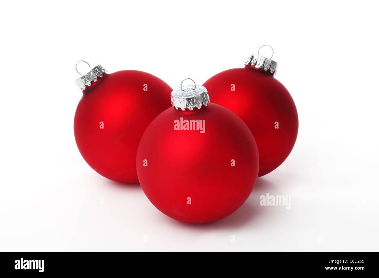 Boules de Noël rouge sur fond blanc. Banque D'Images