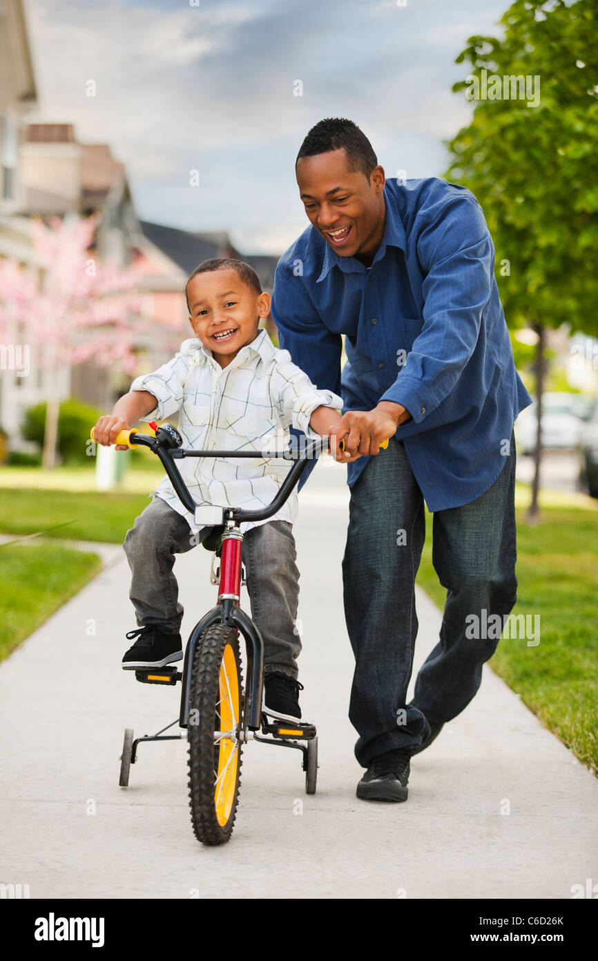 L'enseignement du père fils pour circuler à bicyclette Banque D'Images