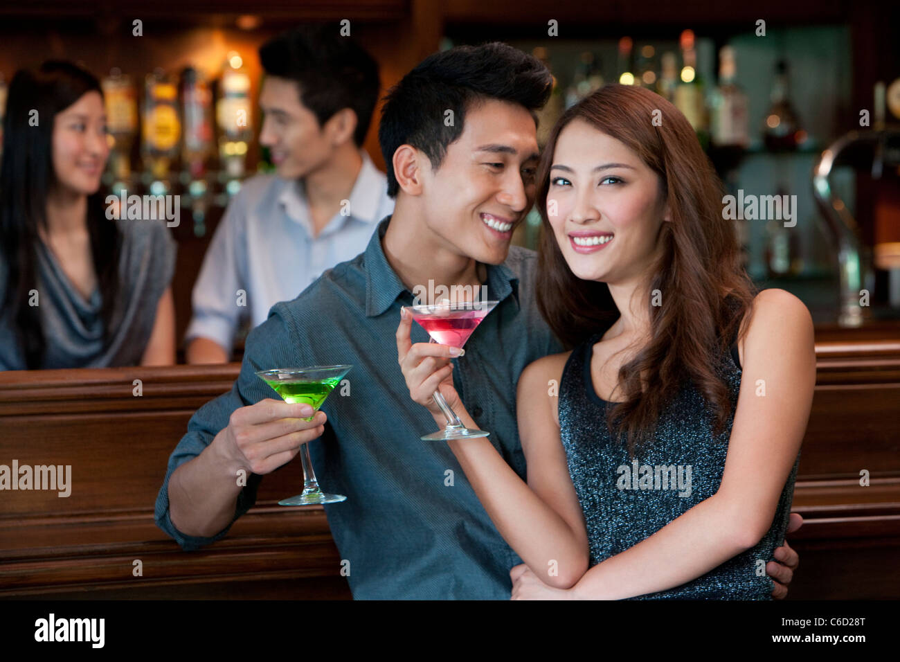 Couple Enjoying Cocktails Ensemble Banque D'Images