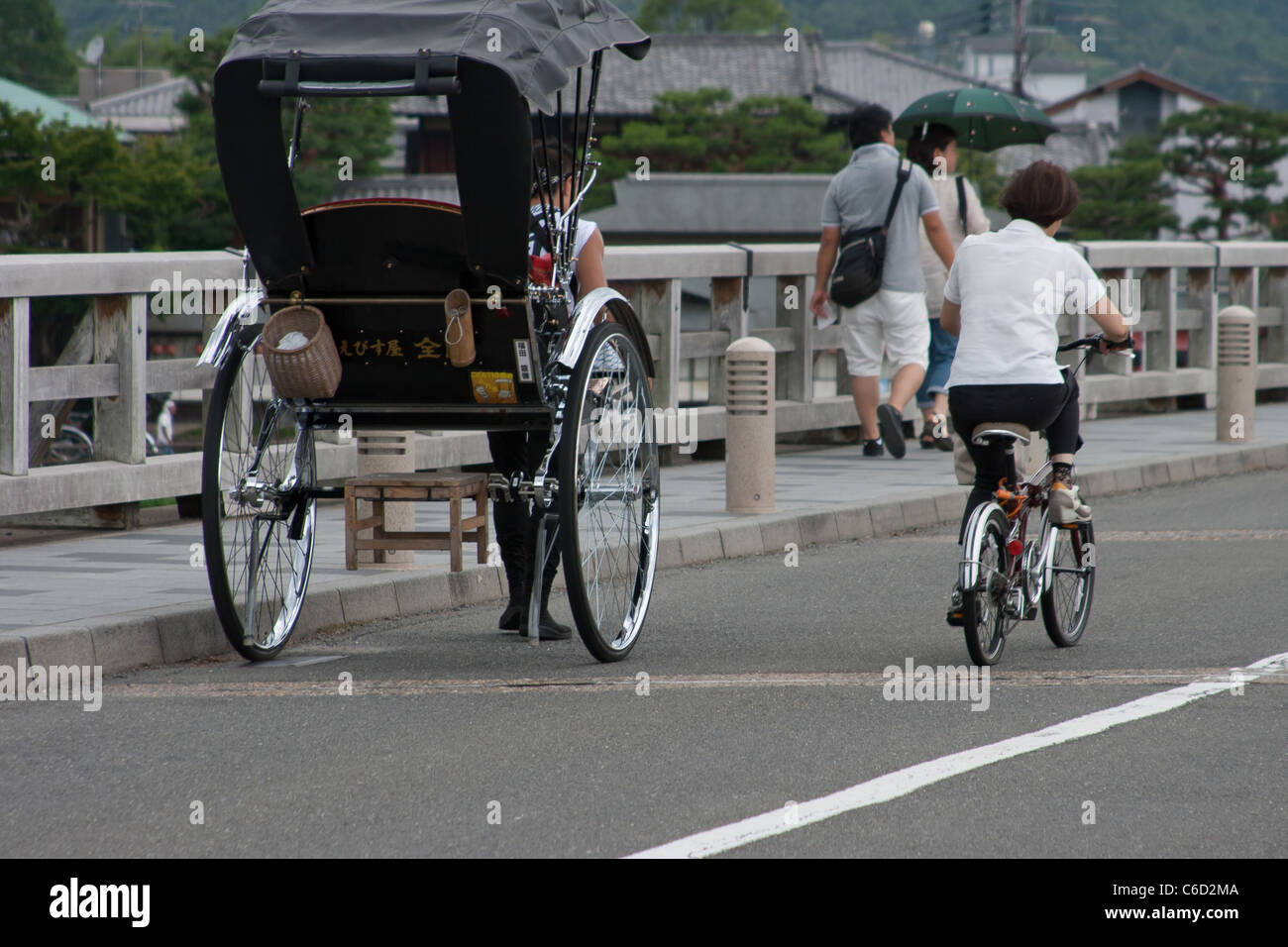 Retour de l'homme qui tire le pousse-pousse à Kyoto, Japon Banque D'Images