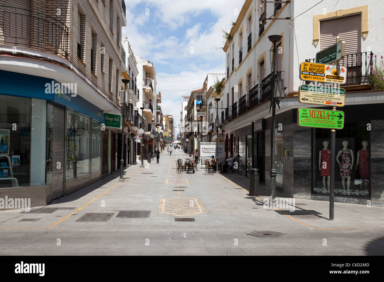 Ronda Espagne rue piétonne étroite entre les maisons, appartements et commerces. Des plaques de rue sur le coin. Banque D'Images