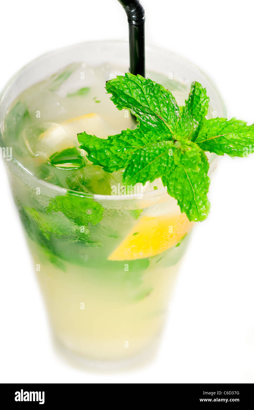 Le Mojito caipirina cocktail de feuilles de menthe fraîche, de Yerba Buena, avec de la chaux et paille noir isolé sur fond blanc Banque D'Images