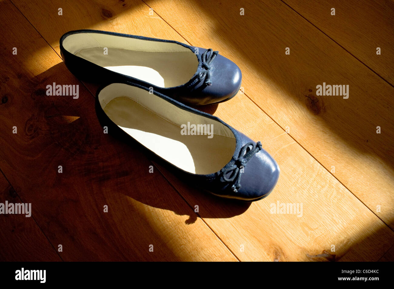 Ballet chaussures style marine / Pompes - à l'honneur sur les planches de bois / phase. Banque D'Images