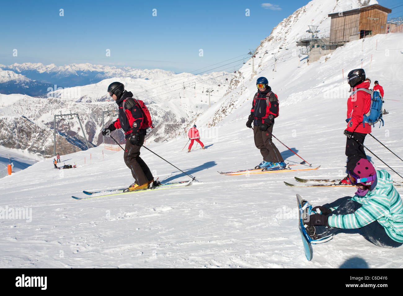 Skifahrer und Hintertuxer Gletscher am Snowboarder, skieur et snowboarder au glacier de Hintertux Banque D'Images