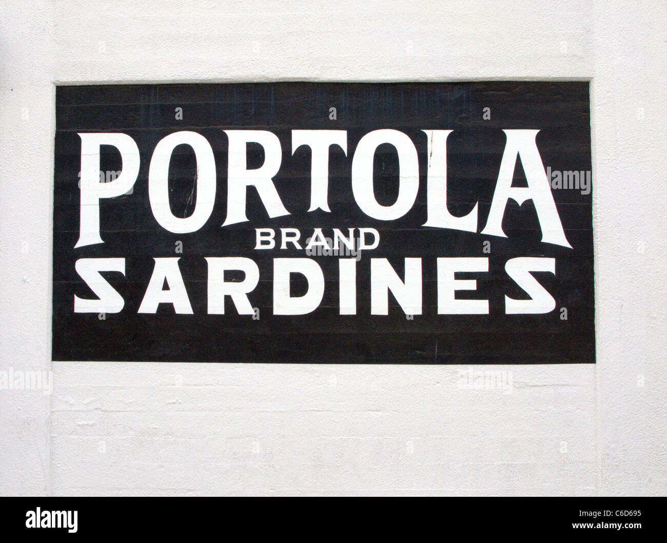 Panneau peint pour Portola Sardines marque le long de Cannery Row à Monterey, Californie Banque D'Images