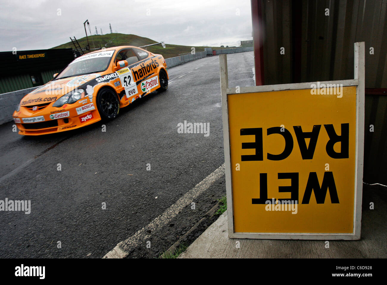 Gordon Shedden, pilote automobile britannique de voitures de tourisme, fait son chemin sur la piste du circuit de course de Knockhill en Ecosse, Banque D'Images