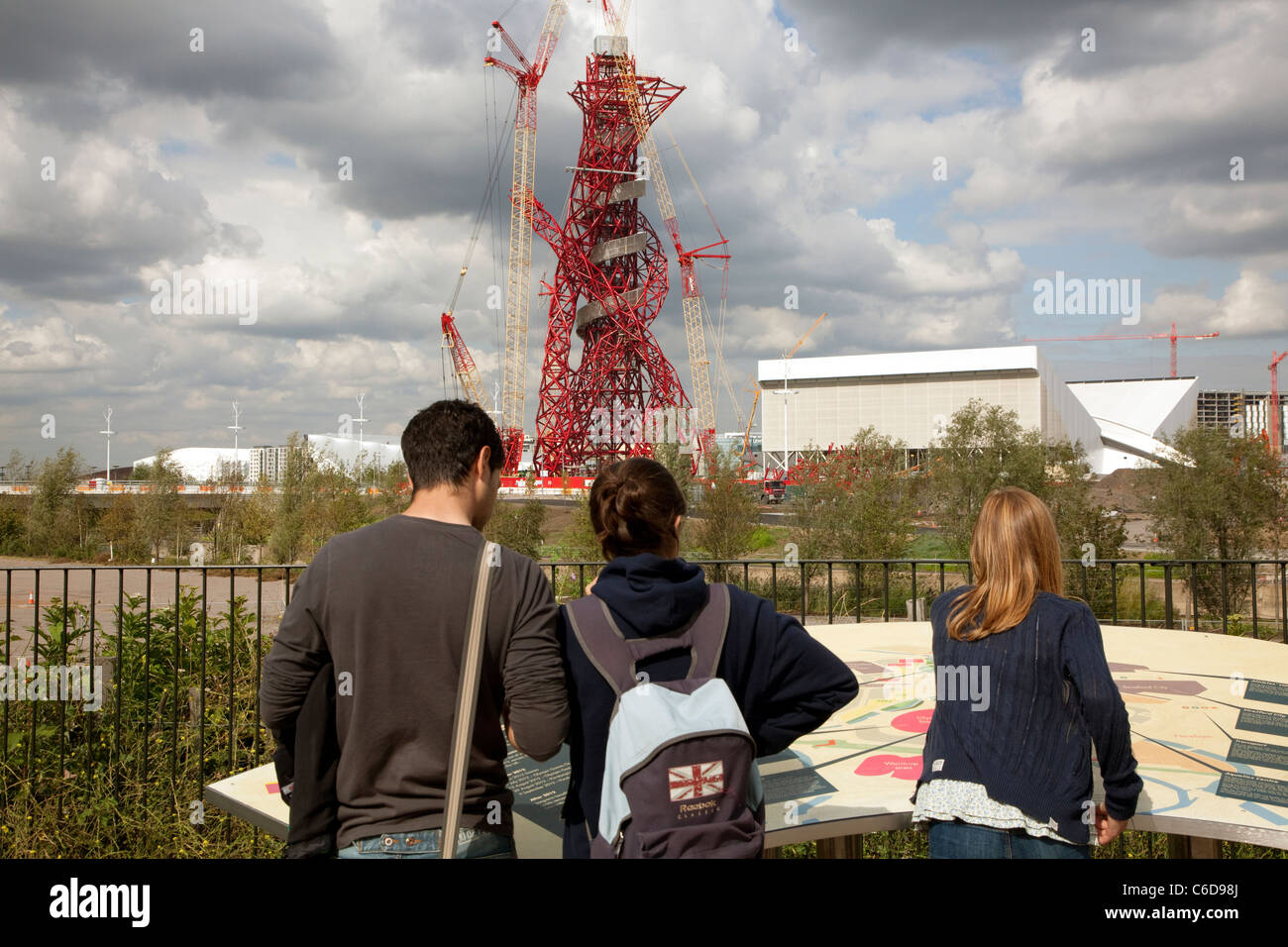 ArcelorMittal Orbit Tour par Stade Olympique, Londres est presque terminé Banque D'Images