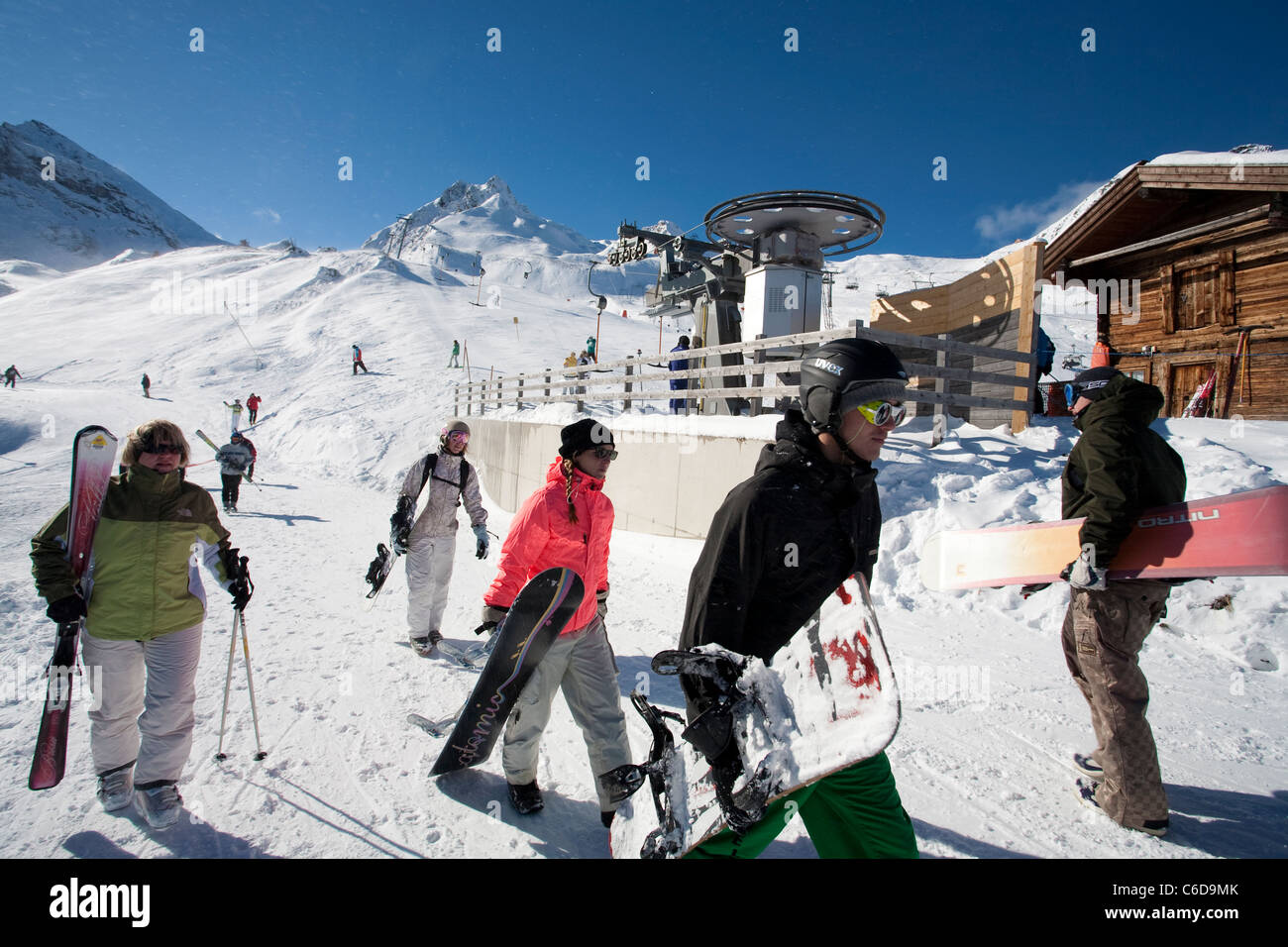 Snowboarder auf der Piste, Abfahrt Hintertuxer Gletscher, snowboarder, au glacier de Hintertux Banque D'Images