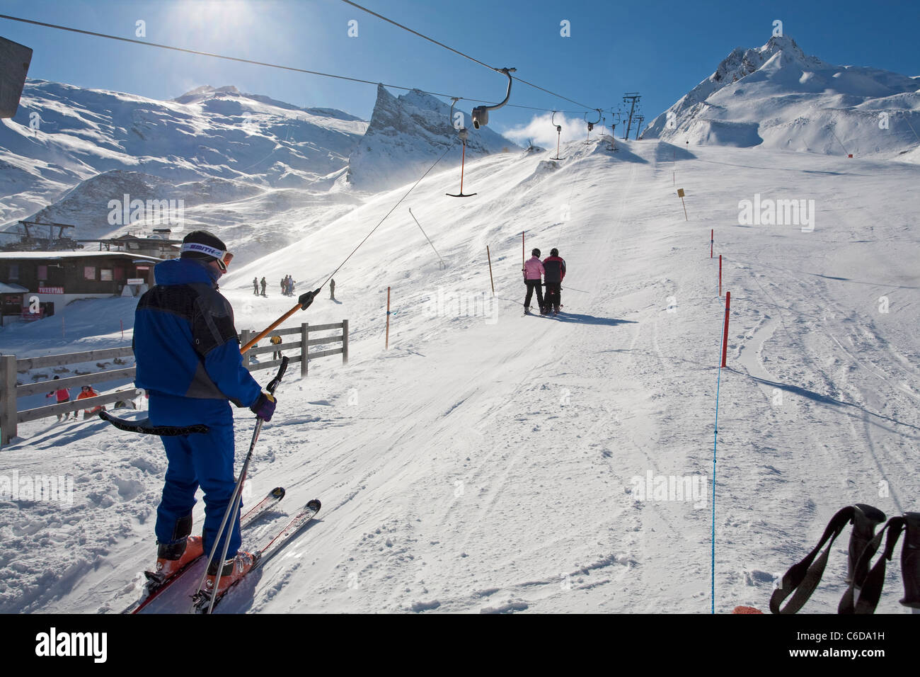 Skifahrer lassen sich mit dem Schlepplift auf den Berg, aus au skieur skilift Banque D'Images