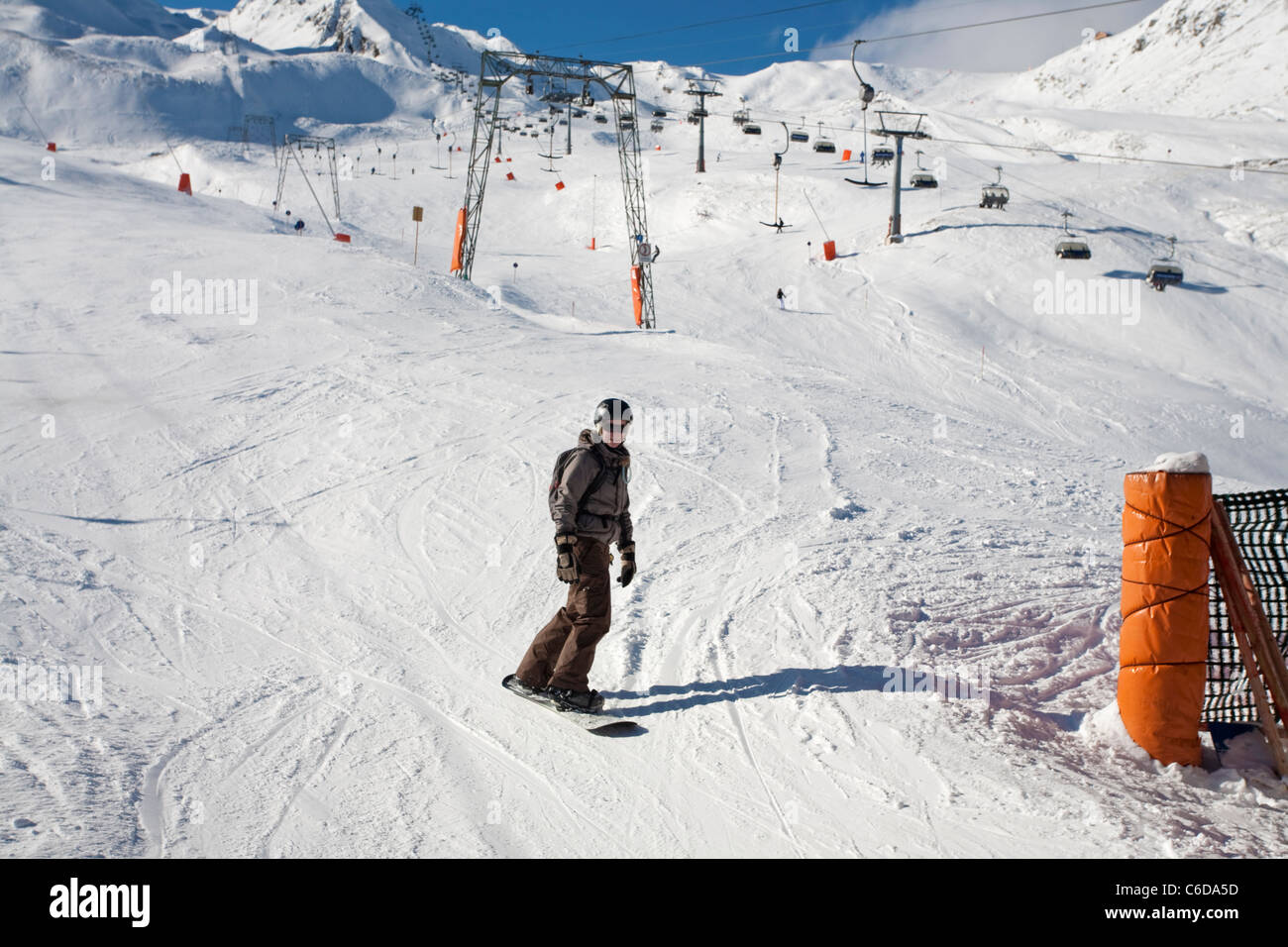 Snowboarder auf der Piste, Abfahrt Hintertuxer Gletscher, snowboarder, au glacier de Hintertux Banque D'Images