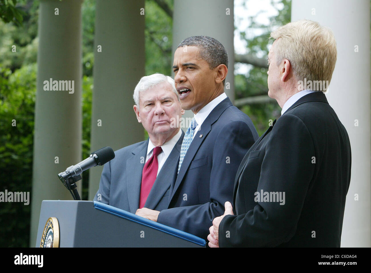 Le président Barack Obama, accompagné de BP Oil Spill Commission co-présidents ancien sénateur de Floride Bob Graham et ex-EPA Banque D'Images