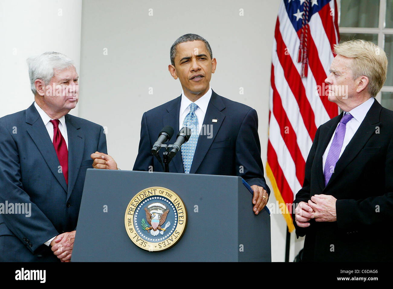 Le président Barack Obama, accompagné de BP Oil Spill Commission co-présidents ancien sénateur de Floride Bob Graham et ex-EPA Banque D'Images