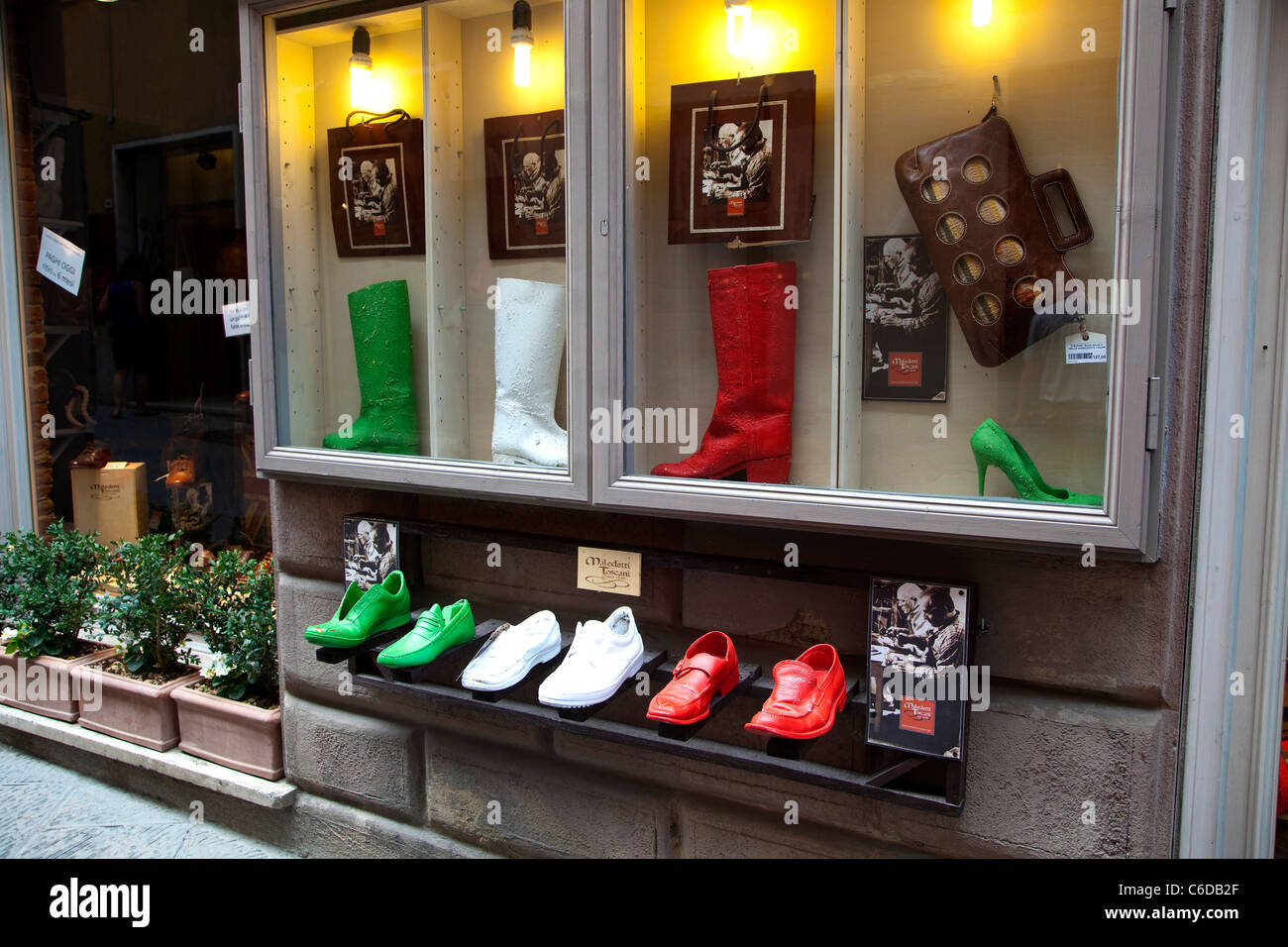 Chaussures et bottes à la mode boutique, Montepulciano, Toscane, Italie Banque D'Images