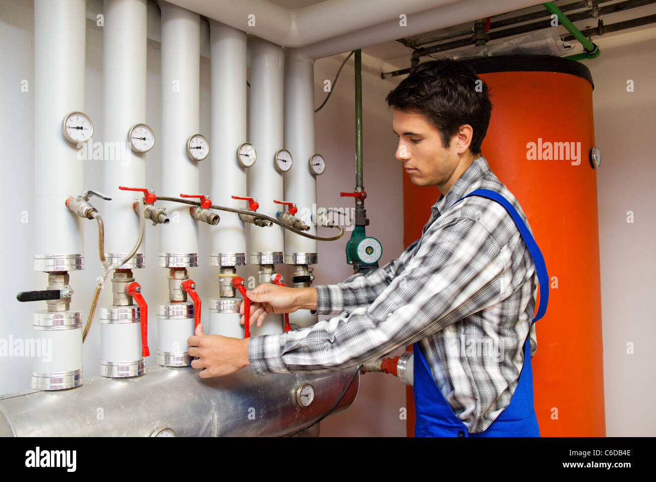Jeune ingénieur chauffage dans la chaufferie pour les systèmes de chauffage Banque D'Images