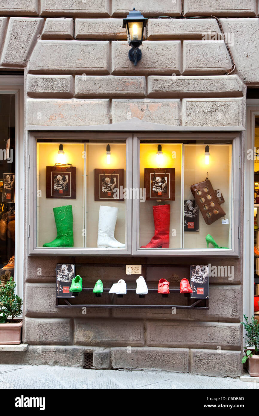 Chaussures et bottes à la mode boutique, Montepulciano, Toscane, Italie Banque D'Images
