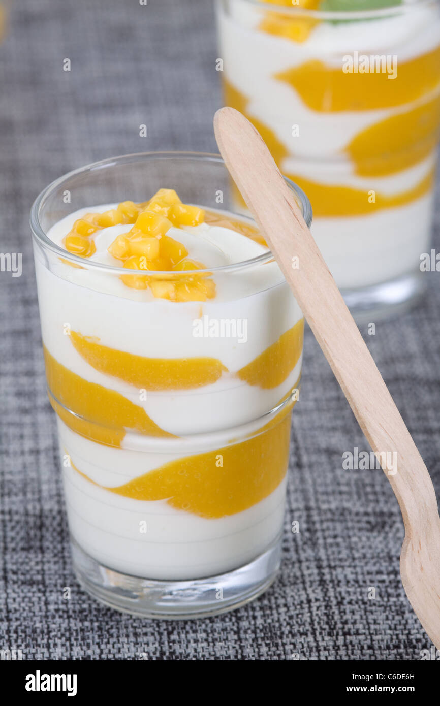Yaourt à la mangue dans verre Banque D'Images
