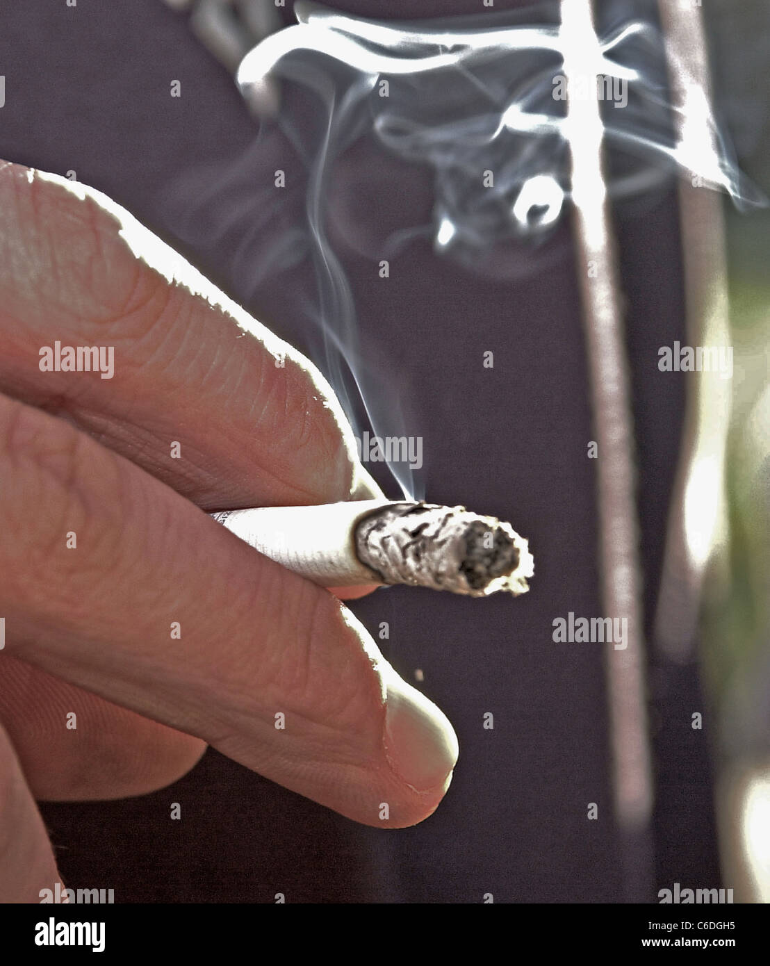 Les jeunes enfants FUMEURS FUMEURS MODÈLE*** ***parution cigarette cigarettes Banque D'Images