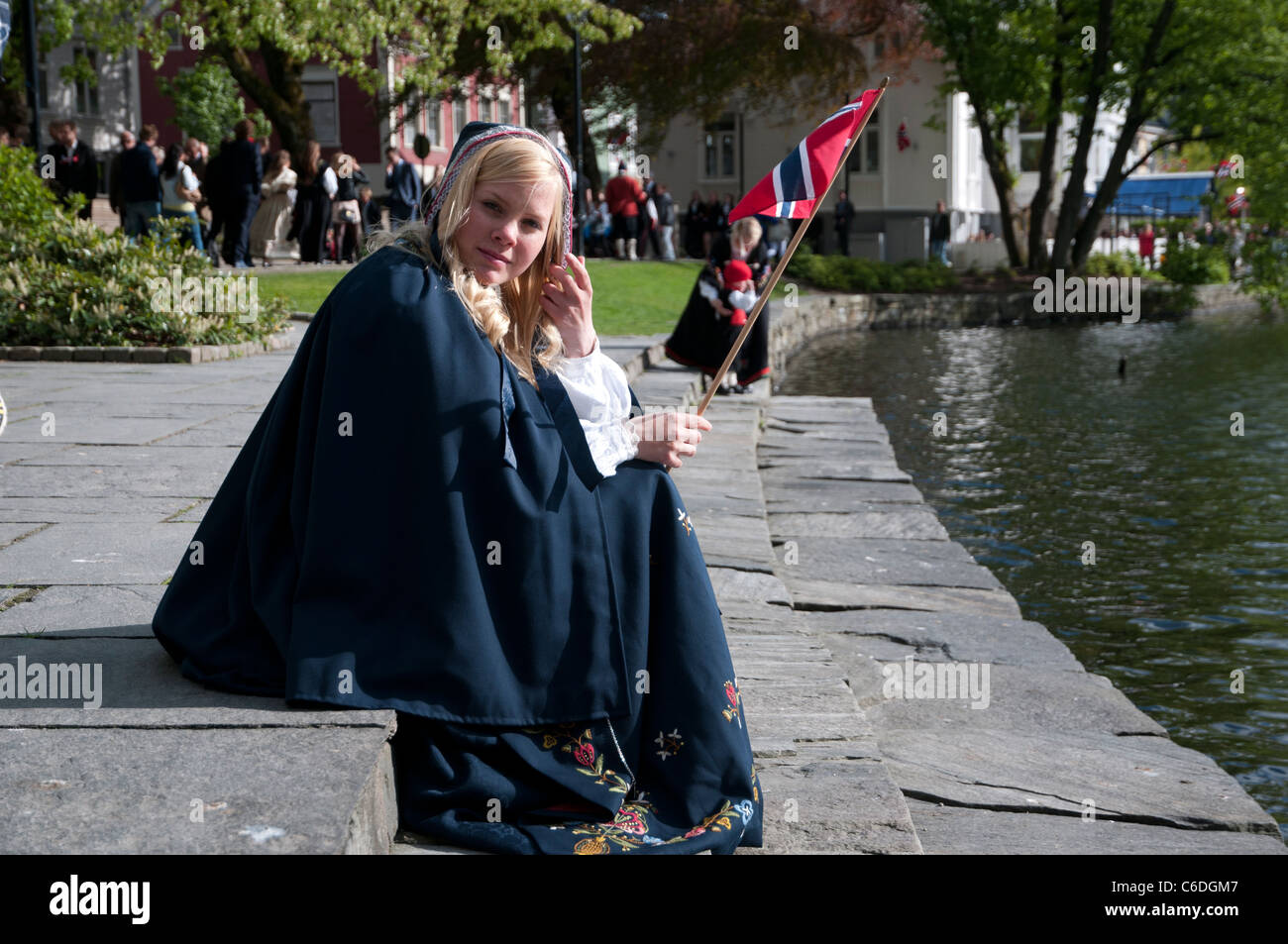 Une Femme tissant le drapeau national le 17 mai, la fête nationale norvégienne. Banque D'Images Une Femme tissant le drapeau national le 17 mai, la fête nationale norvégienne. Banque D'Images
