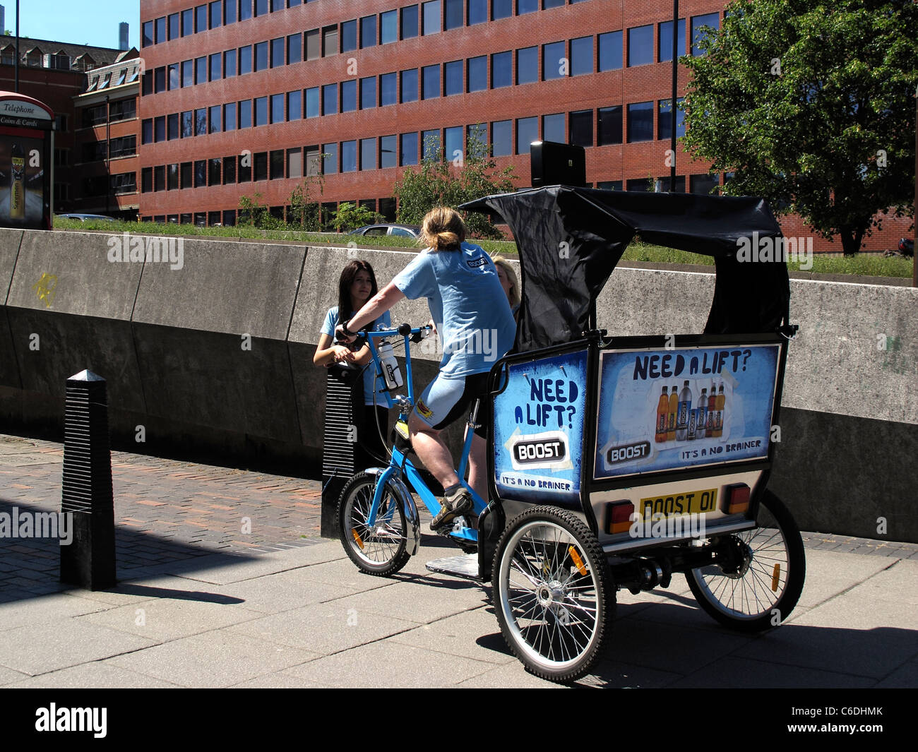 Un homme monté sur roues trois pousse-pousse style comme une aide la publicité promotionnelle Sheffield South Yorkshire Angleterre Banque D'Images
