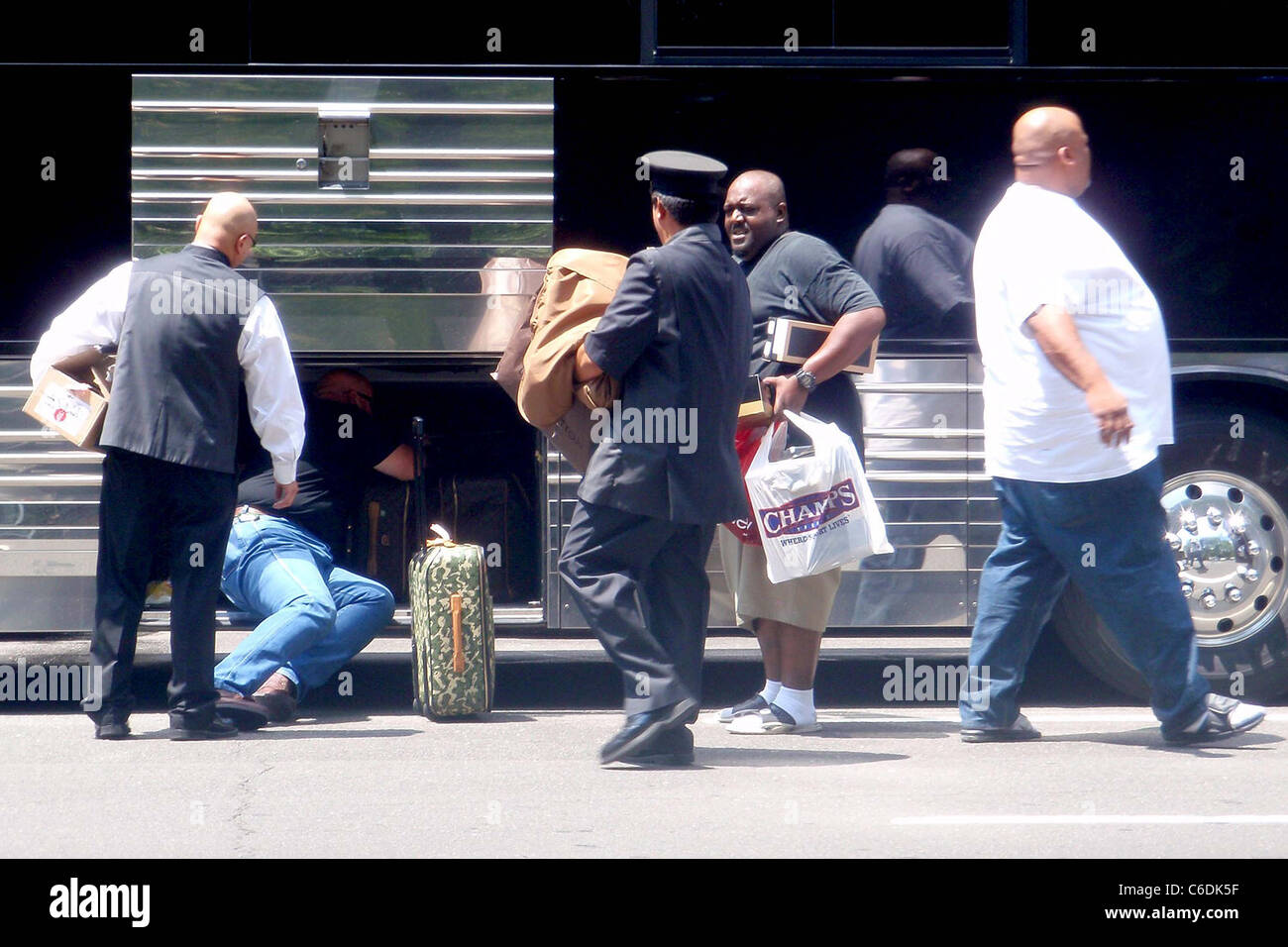 L'entourage de Nelly dépose bagages de son bus de tournée à l'extérieur de  son hôtel de Manhattan New York City, USA - 04.06.10 Ian Garland Photo  Stock - Alamy