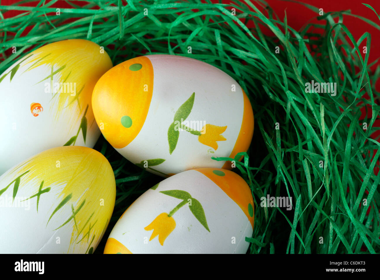 Les oeufs de Pâques peints dans l'herbe. Banque D'Images