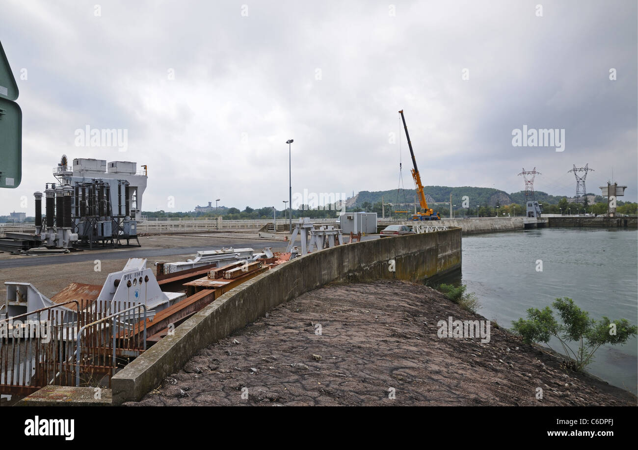 Barrage Vauban sur Rhône France sud de Vallabregues au nord de Tarascon et de générer des flux de contrôle de l'électricité hydro power Banque D'Images