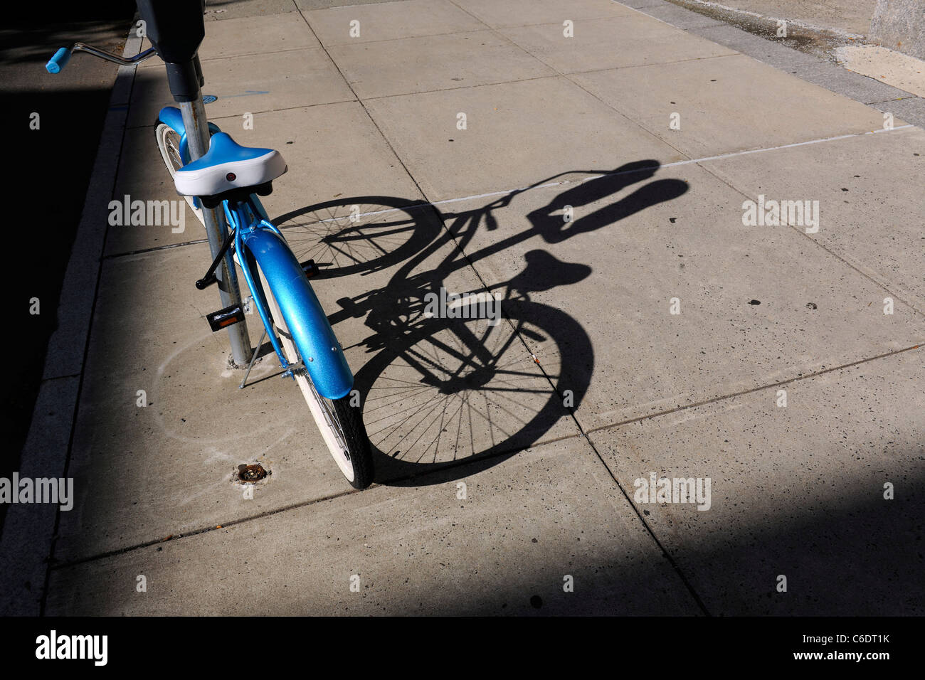 Vélo transport verrouillé sur un parcomètre. New Haven, CT. Banque D'Images