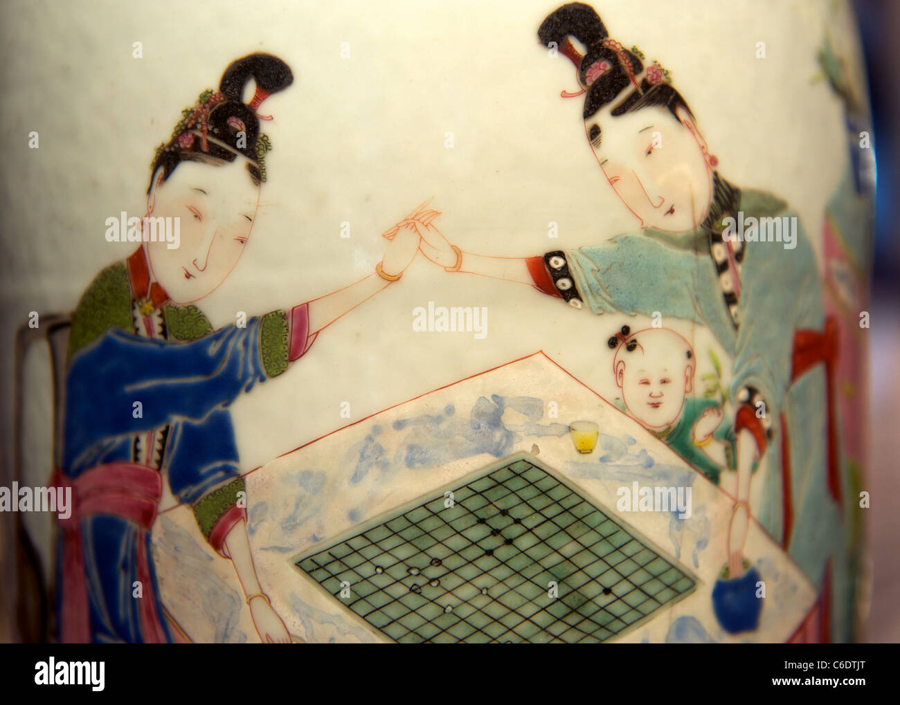 Ancient Chinese Chess Femmes jouant sur une "famille-rose" en forme de lanterne Zoun, Dynastie des Qing, règne Yongzheng. Banque D'Images