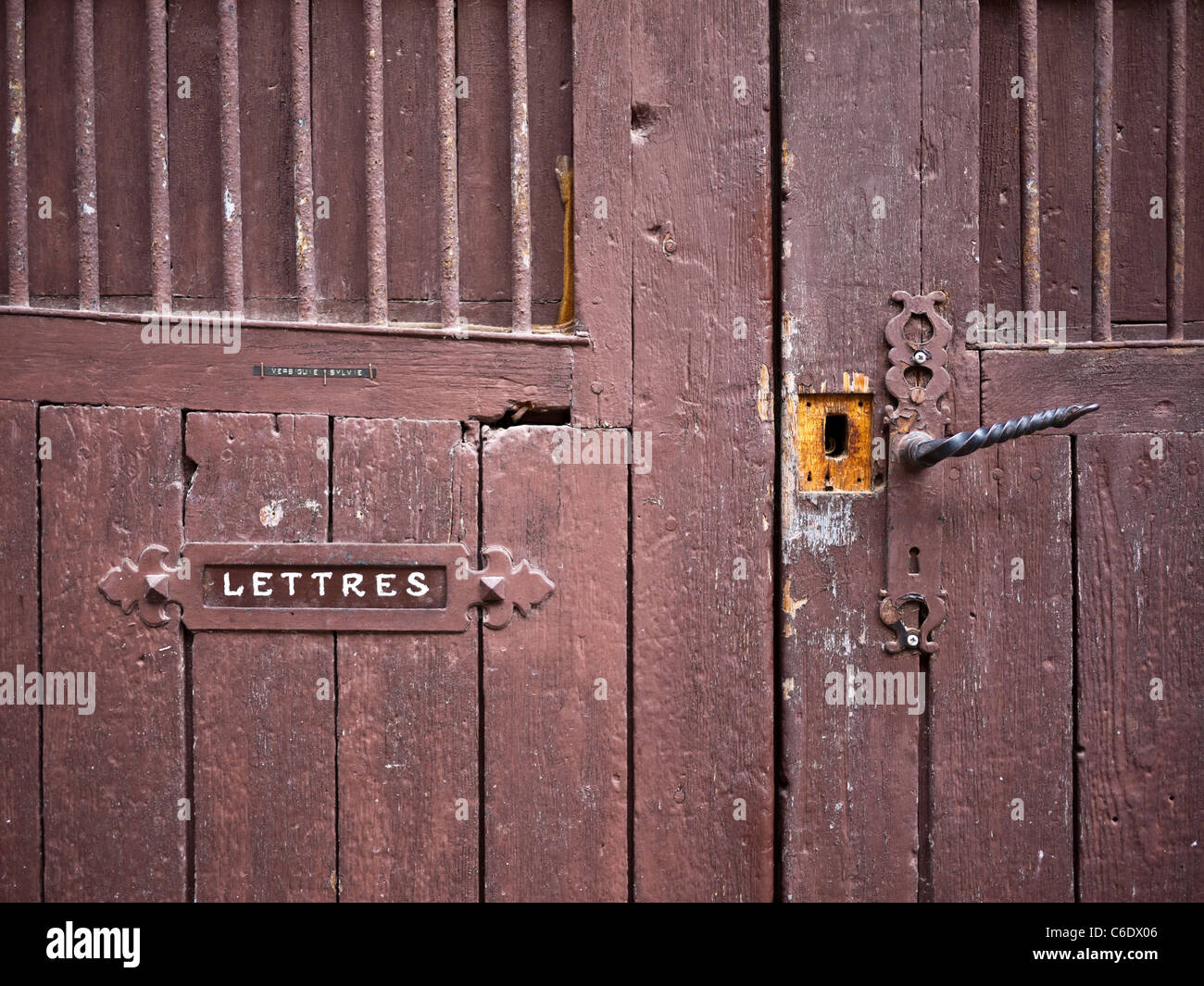 Vieille porte française avec letter box Banque D'Images