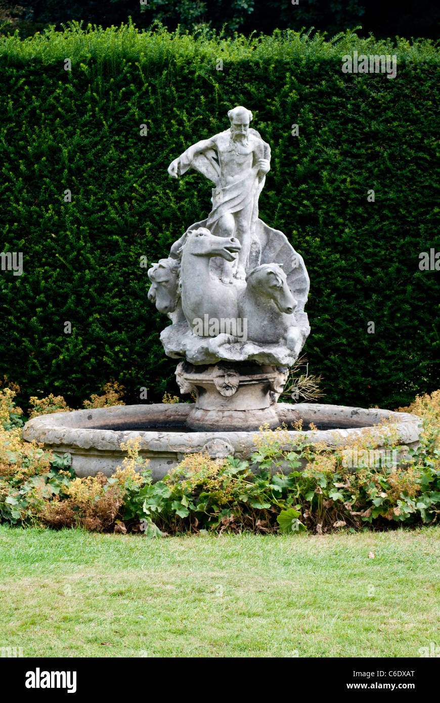 Le jardin orné d'une fontaine dans le parc de Renishaw Hall, maison de la famille Sitwell, près de Sheffield, England, UK Banque D'Images