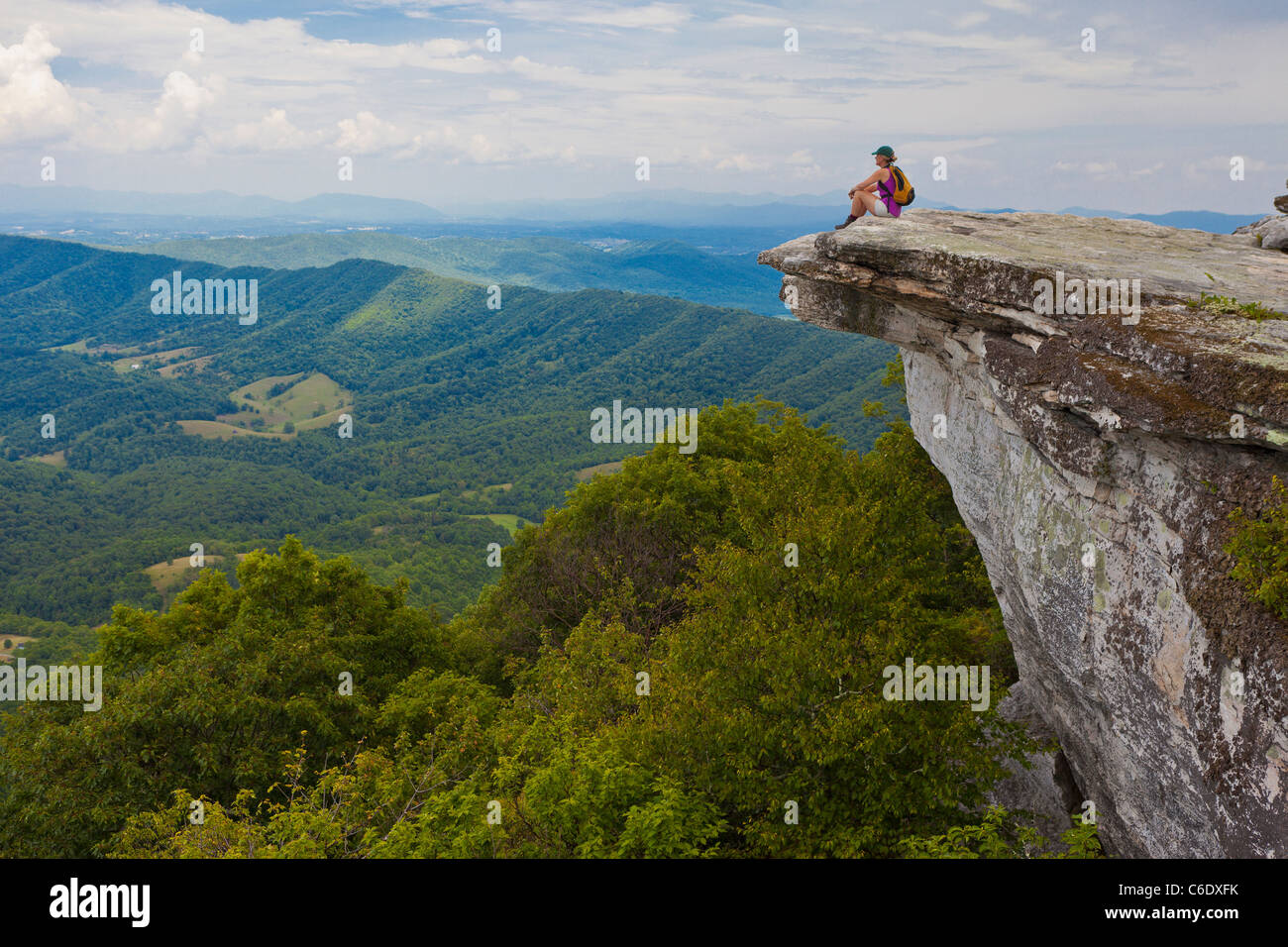 Sentier des Appalaches, en Virginie, USA - Femme hiker chez McAfee Bouton sur Catawba Mountain, près de ville de Roanoke. Banque D'Images