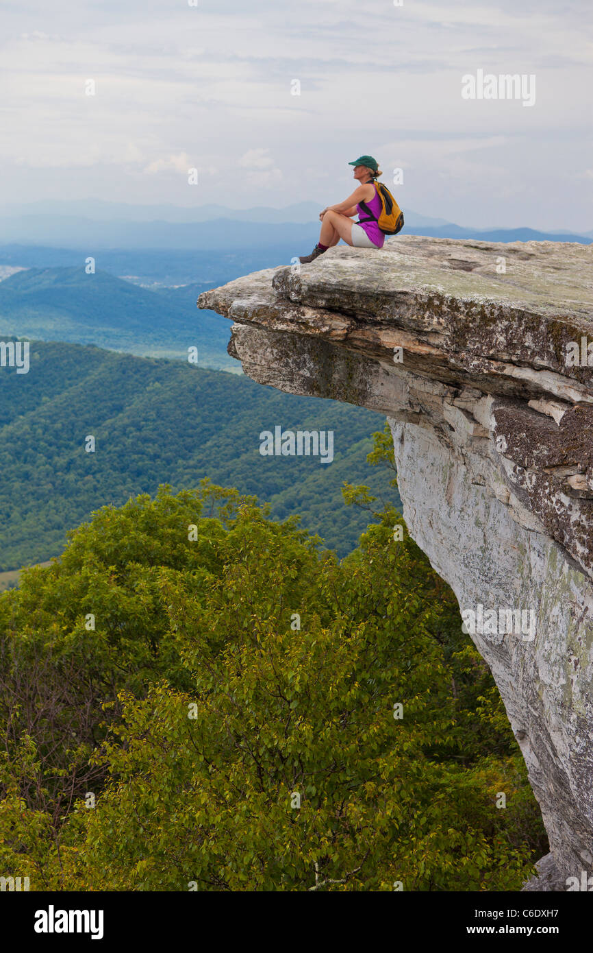 Sentier des Appalaches, en Virginie, USA - Femme hiker chez McAfee Bouton sur Catawba Mountain, près de ville de Roanoke. Banque D'Images