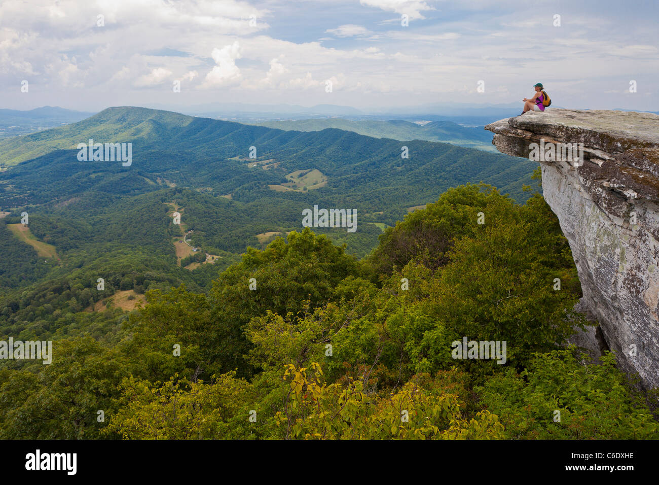 Sentier des Appalaches, en Virginie, USA - Femme hiker chez McAfee Bouton sur Catawba Mountain, près de ville de Roanoke. Banque D'Images