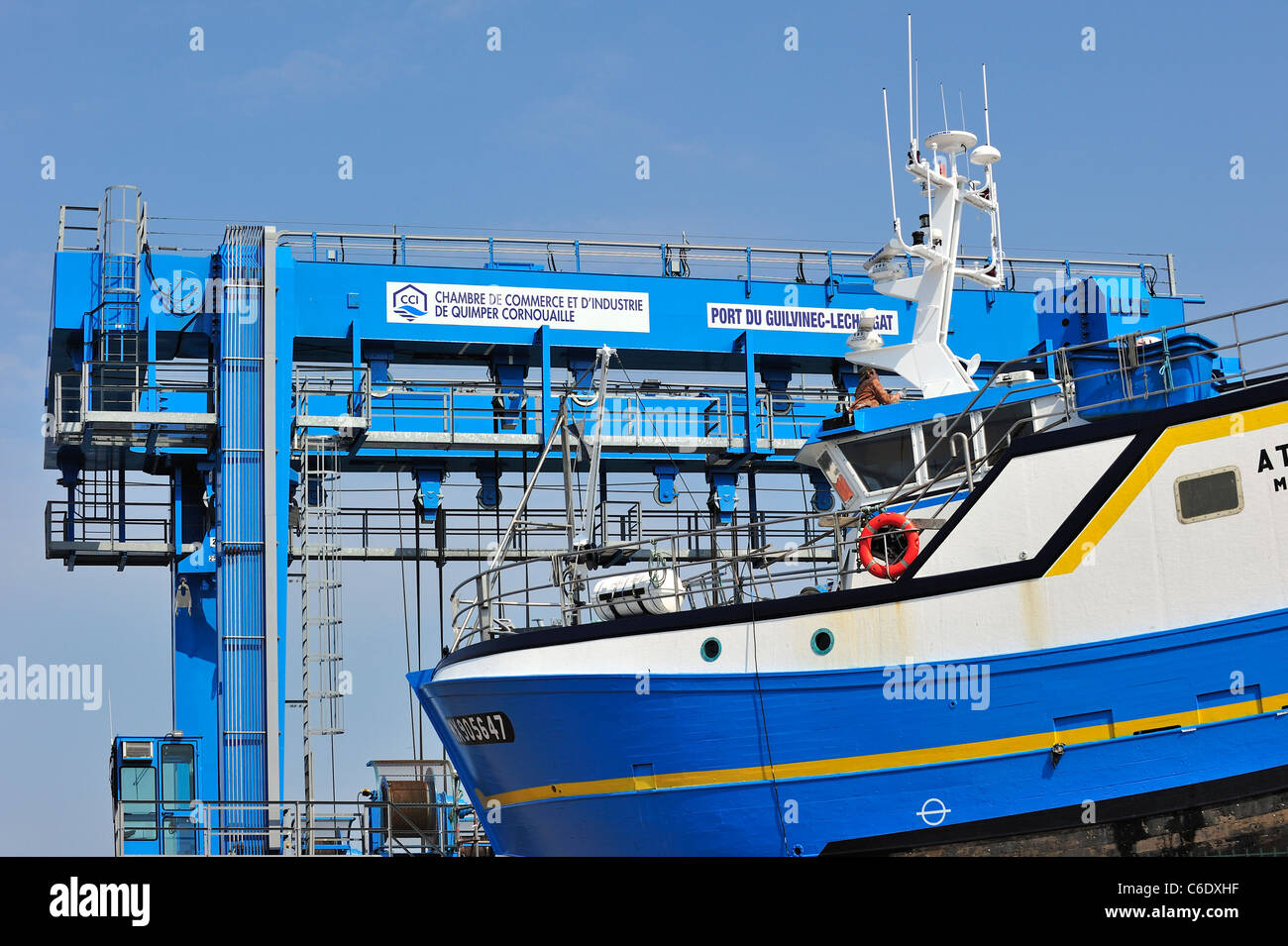 Bateau de pêche chalutier bleu sur chantier pour les travaux d'entretien dans le port du Guilvinec, Bretagne, France Banque D'Images