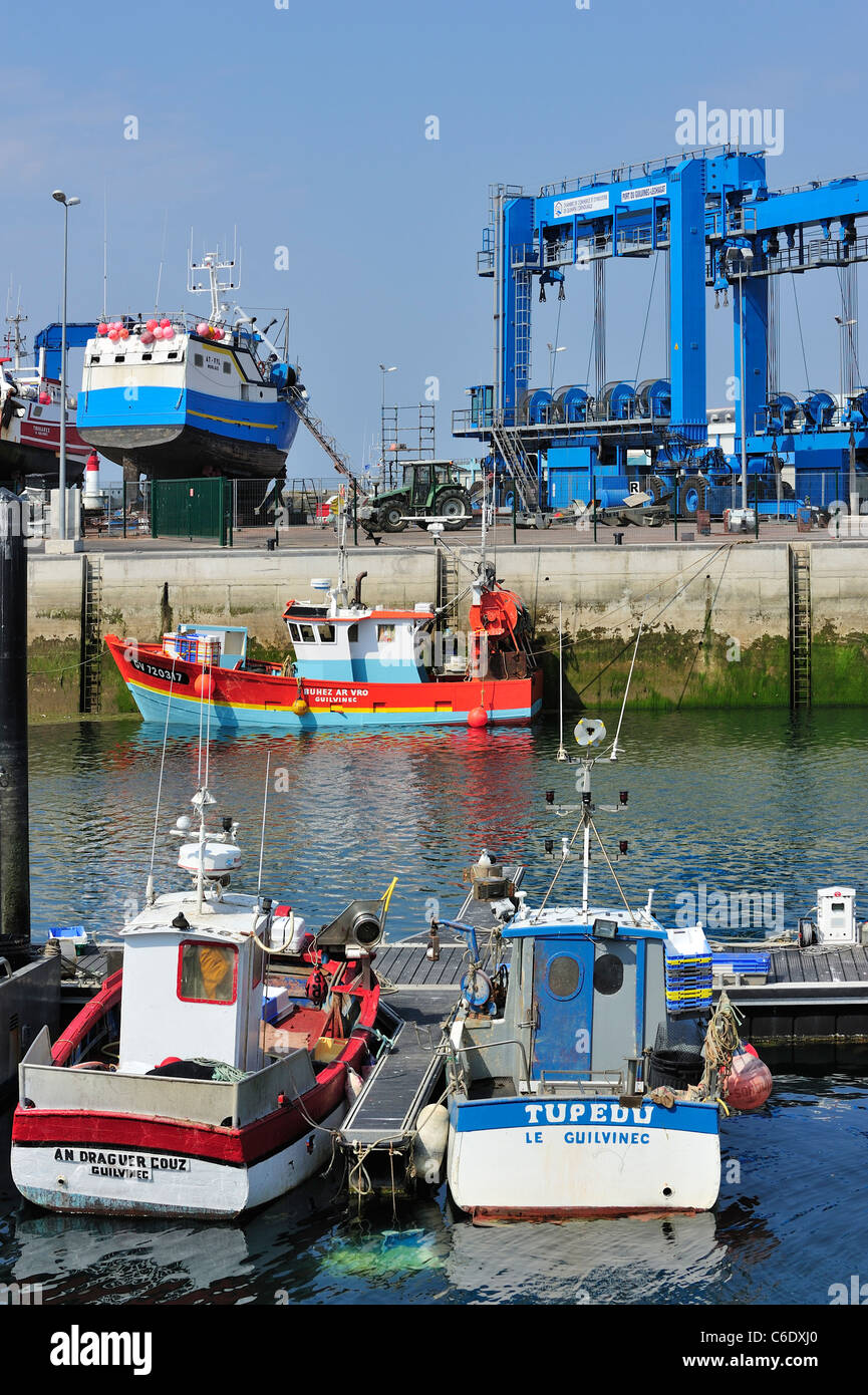 Trawler bateaux de pêche sur chantier pour les travaux d'entretien dans le port du Guilvinec, Bretagne, France Banque D'Images