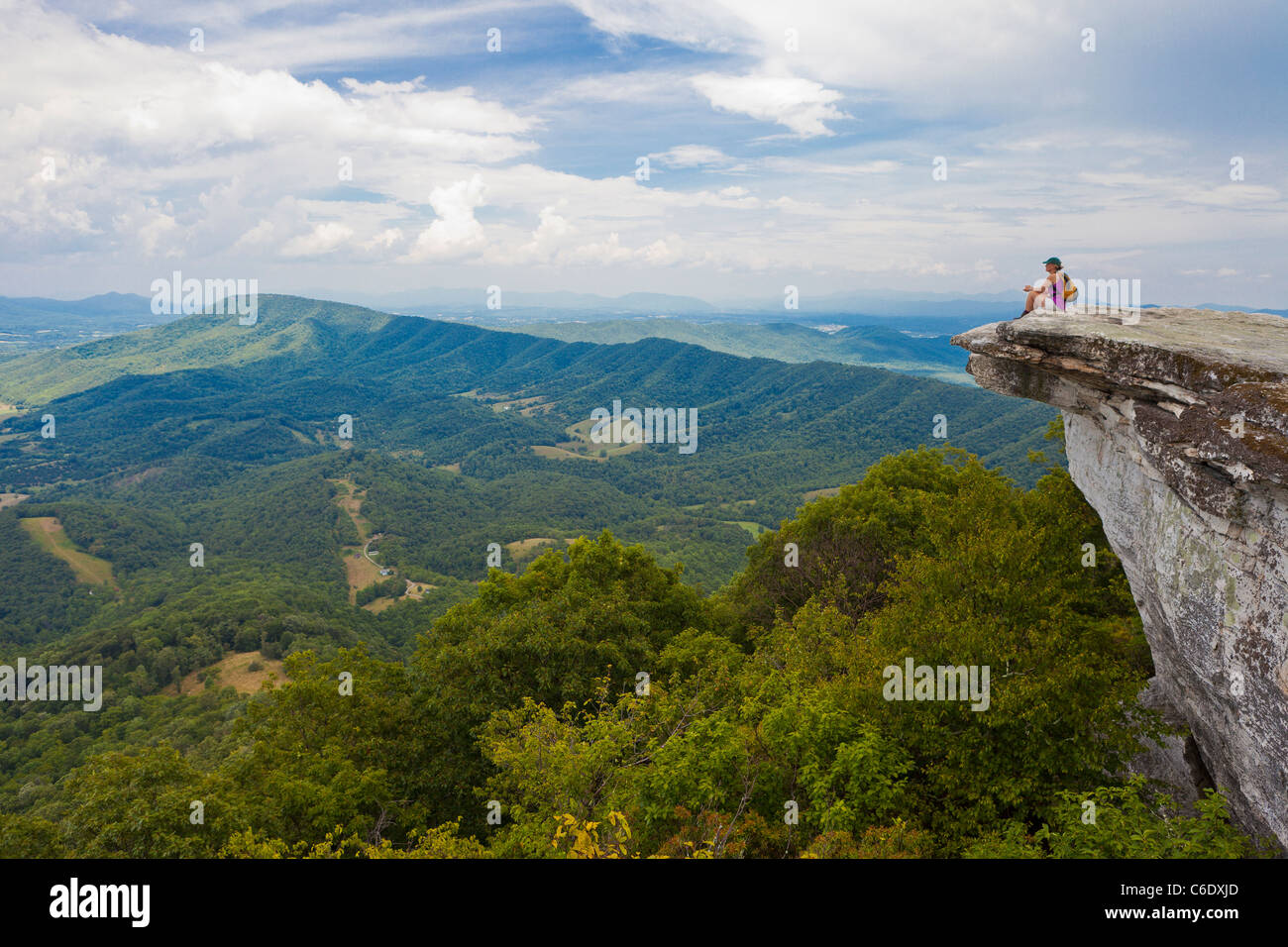 Sentier des Appalaches, en Virginie, USA - Femme hiker chez McAfee Bouton sur Catawba Mountain, près de ville de Roanoke. Banque D'Images