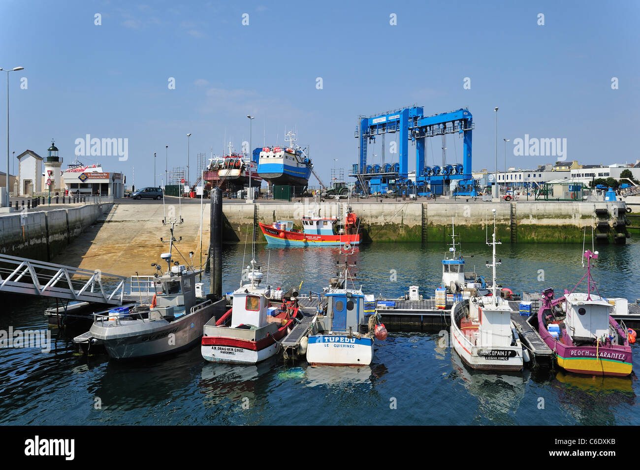 Trawler bateaux de pêche sur chantier pour les travaux d'entretien dans le port du Guilvinec, Bretagne, France Banque D'Images
