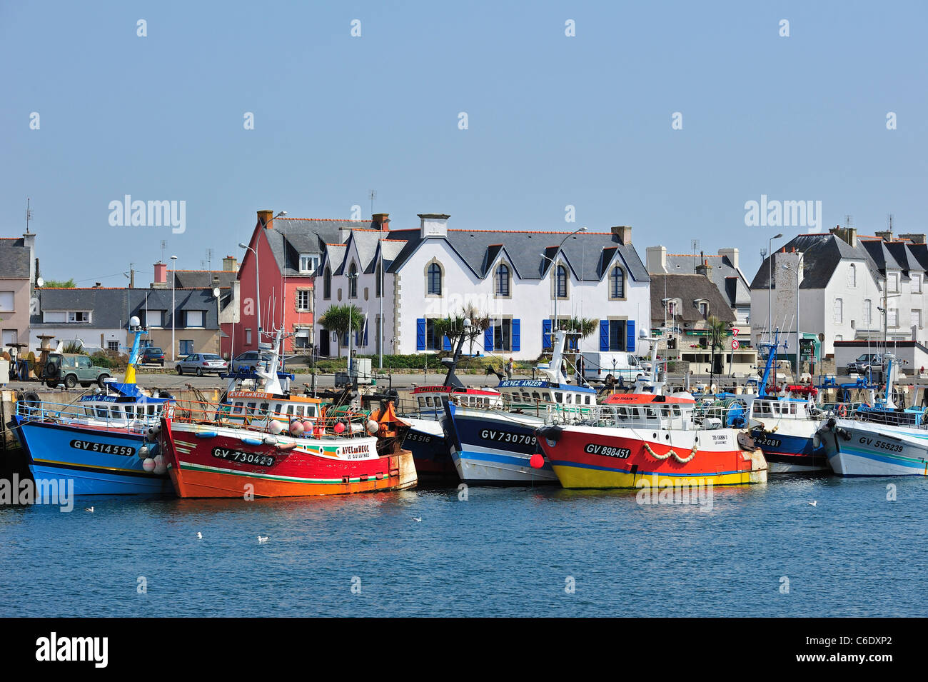 Bateaux de pêche des chalutiers colorés dans le port du Guilvinec, Bretagne, France Banque D'Images