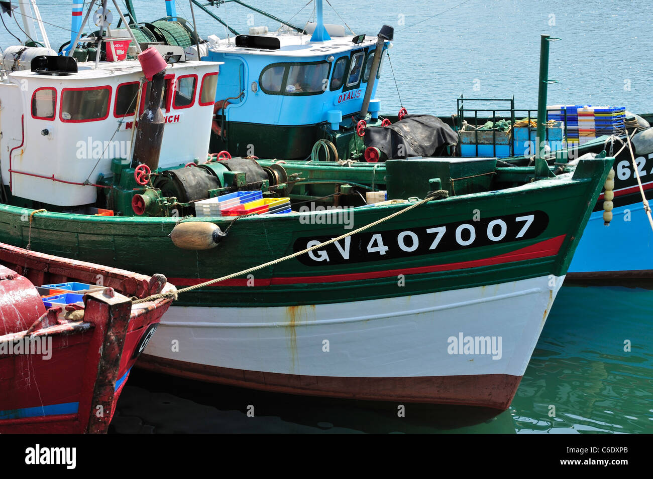 Bateaux de pêche des chalutiers colorés dans le port du Guilvinec, Bretagne, France Banque D'Images