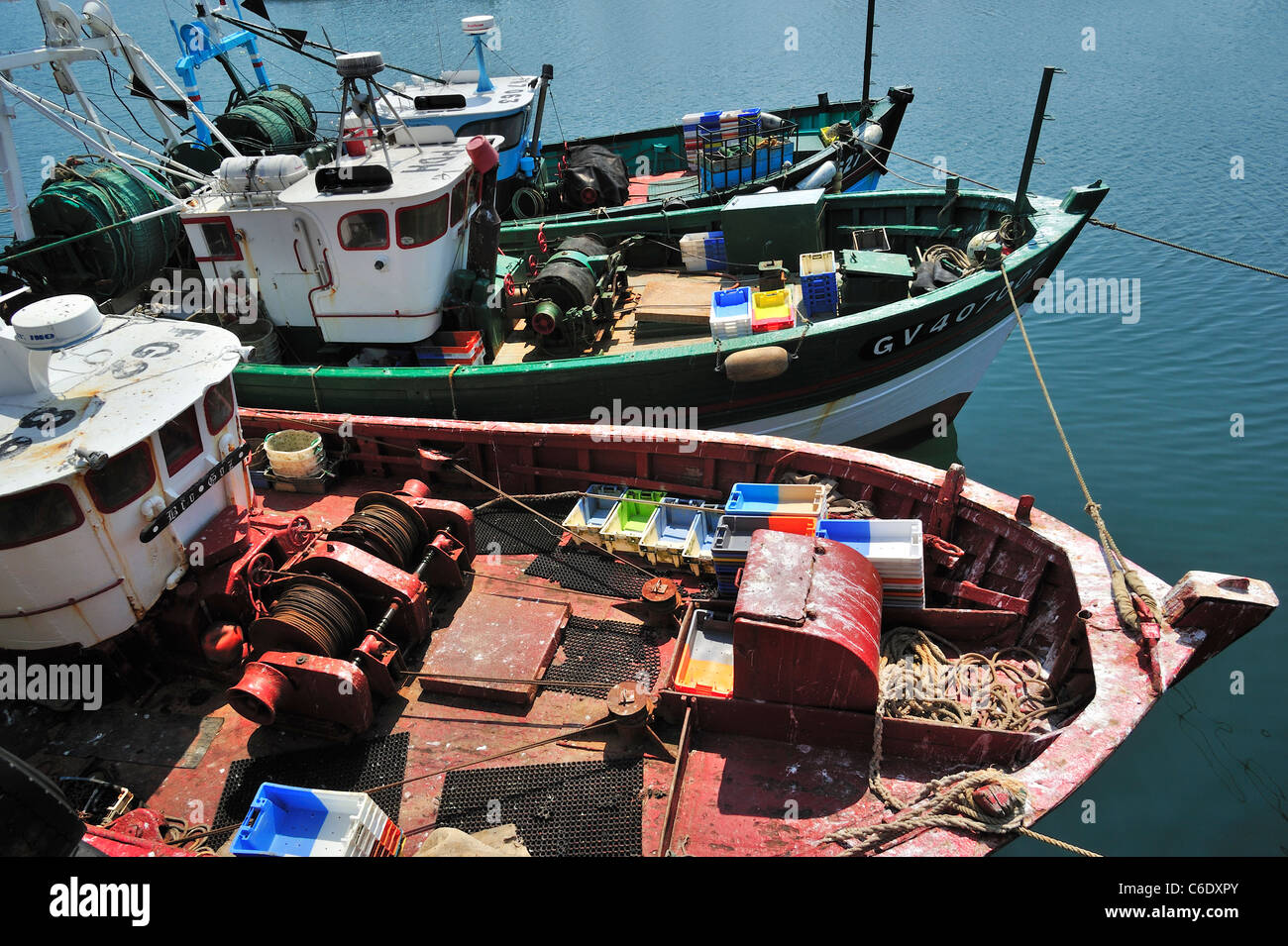 Bateaux de pêche des chalutiers colorés dans le port du Guilvinec, Bretagne, France Banque D'Images
