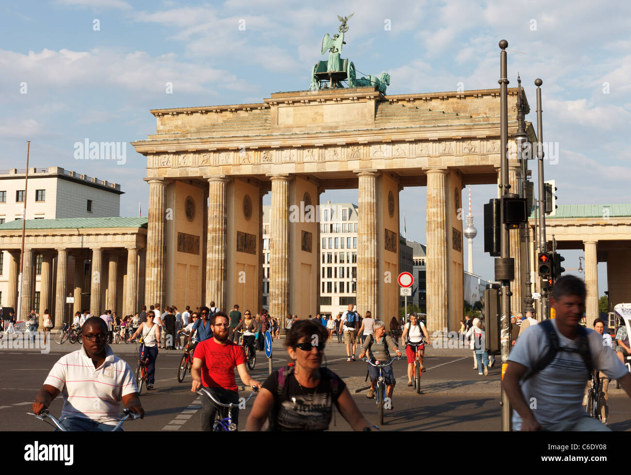 Les cyclistes rouler au-delà de la porte de Brandebourg à Berlin, Allemagne. Banque D'Images