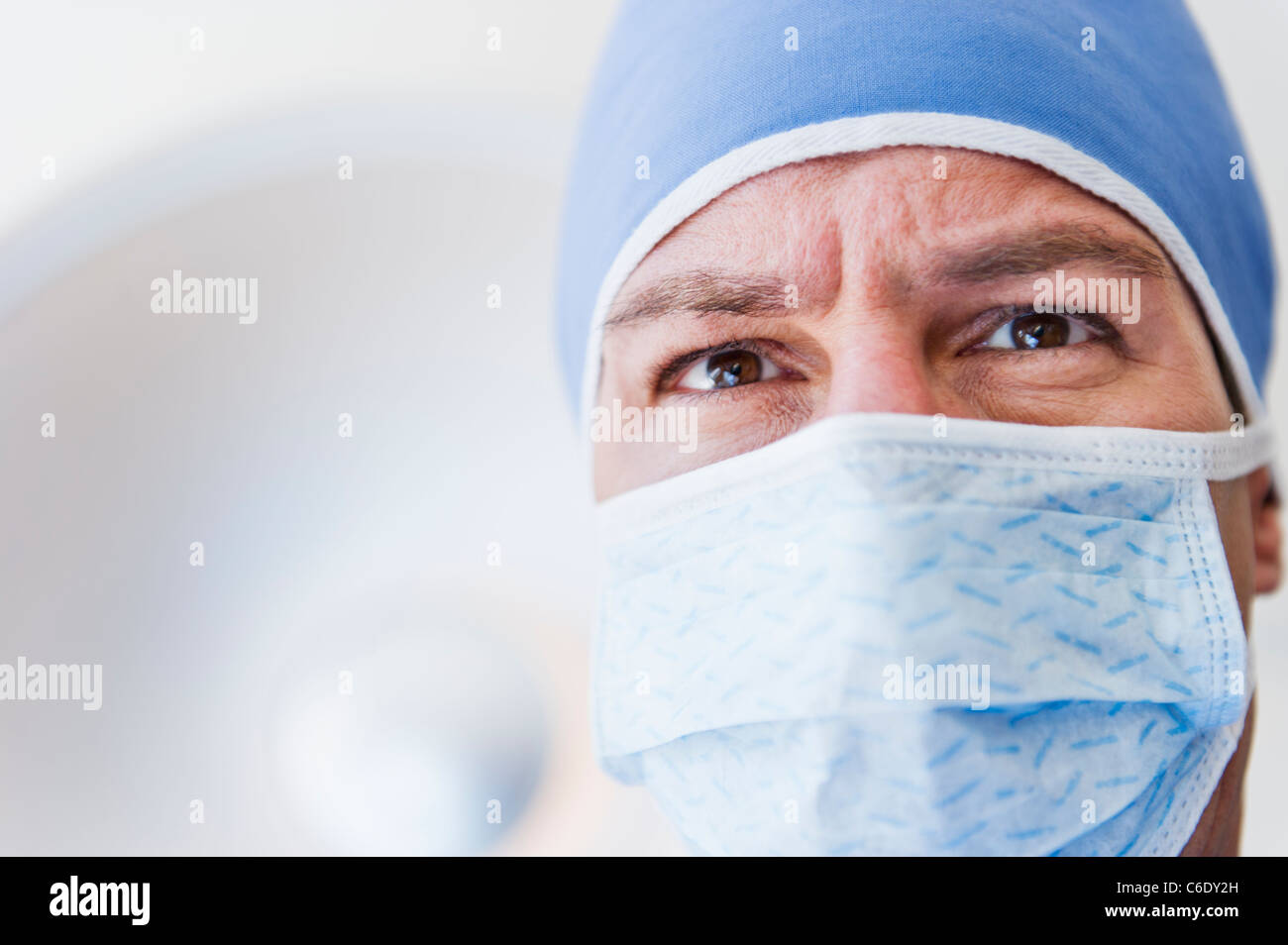 USA, New Jersey, Jersey City, homme chirurgien wearing surgical mask Banque D'Images