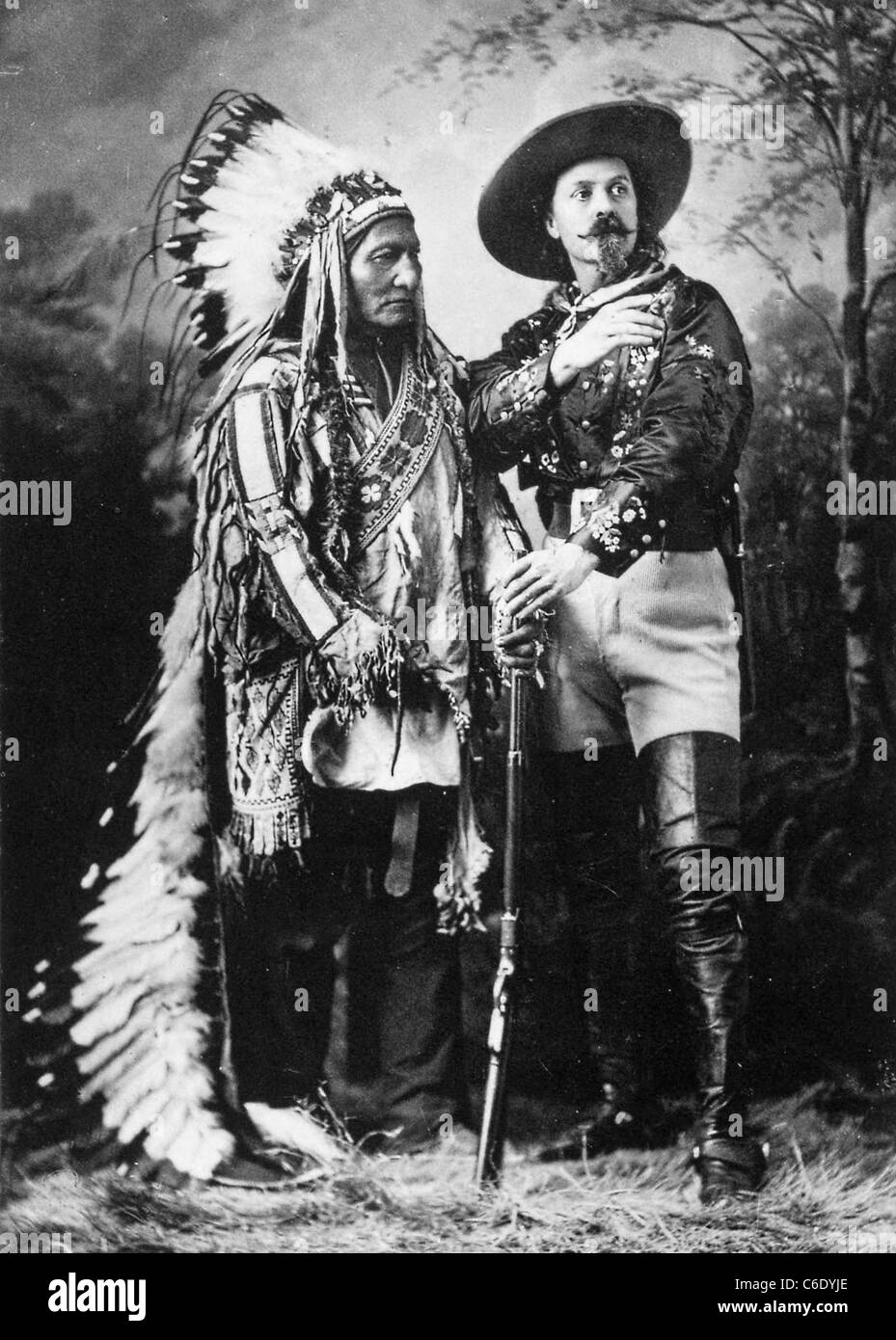 WILLIAM "BUFFALO BILL" Cody (1846-1917) soldat américain, Hunter et showman à droite avec Sitting Bull en 1885 Banque D'Images
