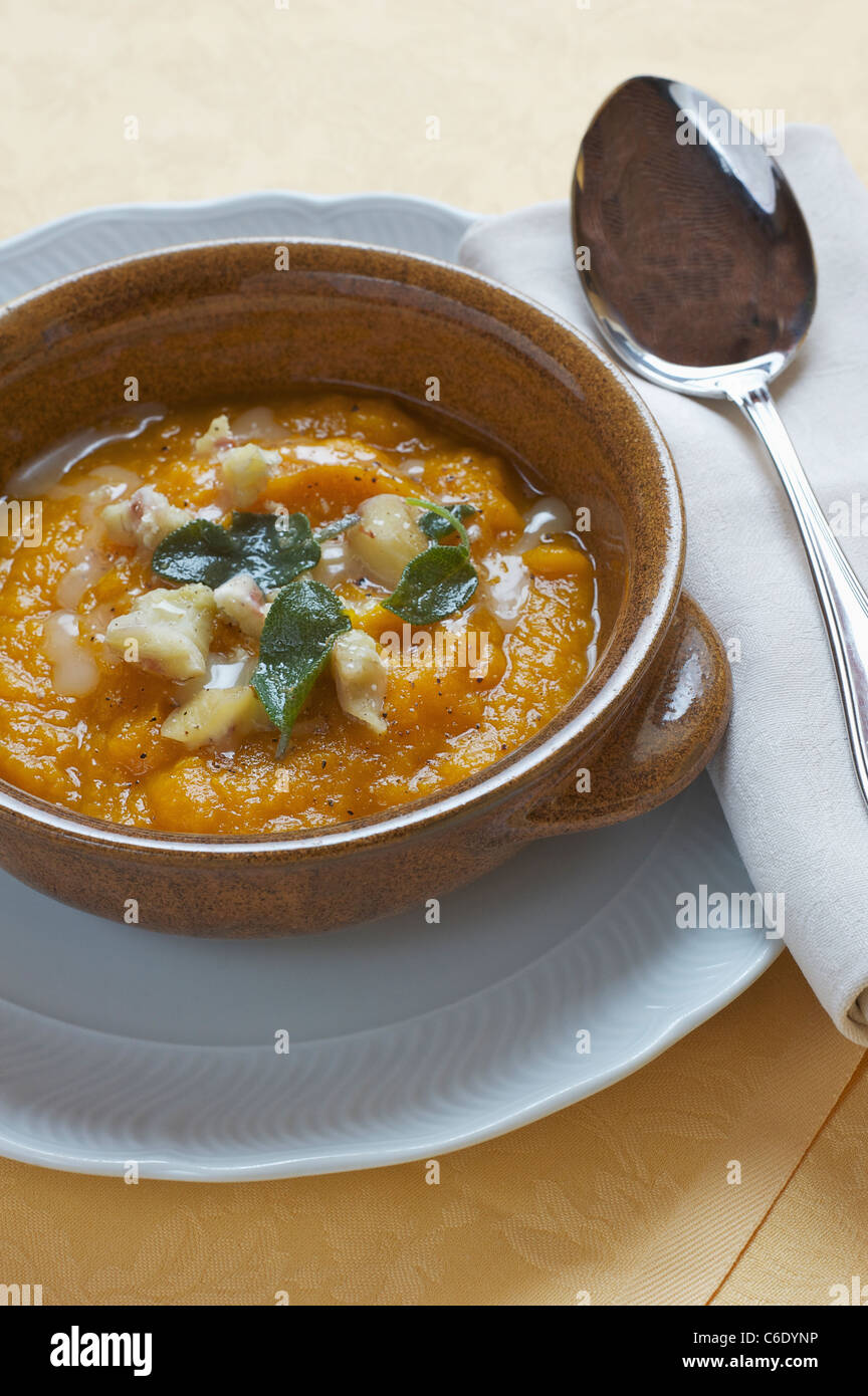 Squash et soupe de potiron à la sauge Banque D'Images