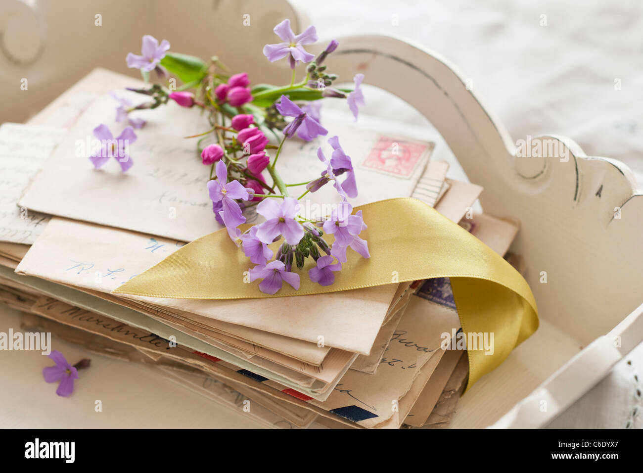 Des fleurs sur le dessus des lettres Banque D'Images